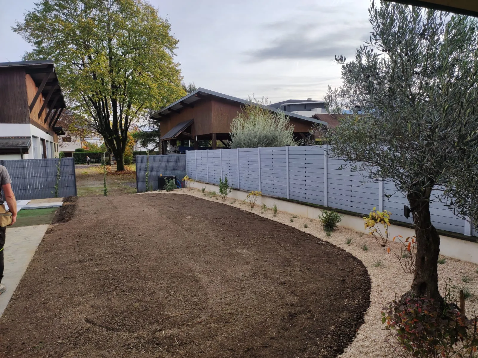 Image for Pavés drainants, massif fleuri et ambiance végétale : un jardin structuré à Bissy
